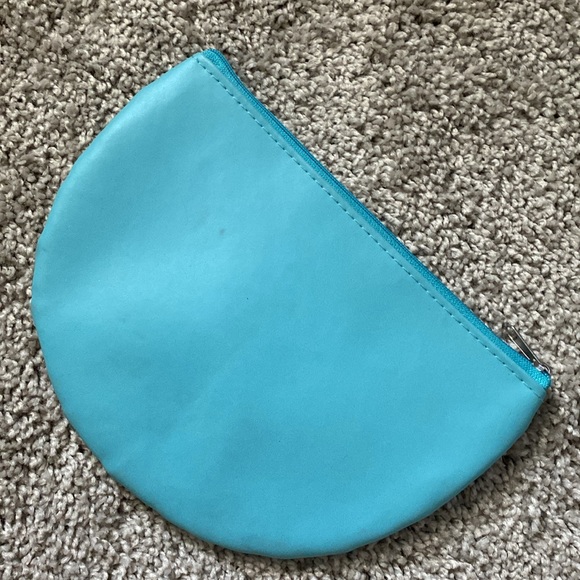 Good Vibes Kiwi 🥝 design cosmetic bag - Picture 2 of 16